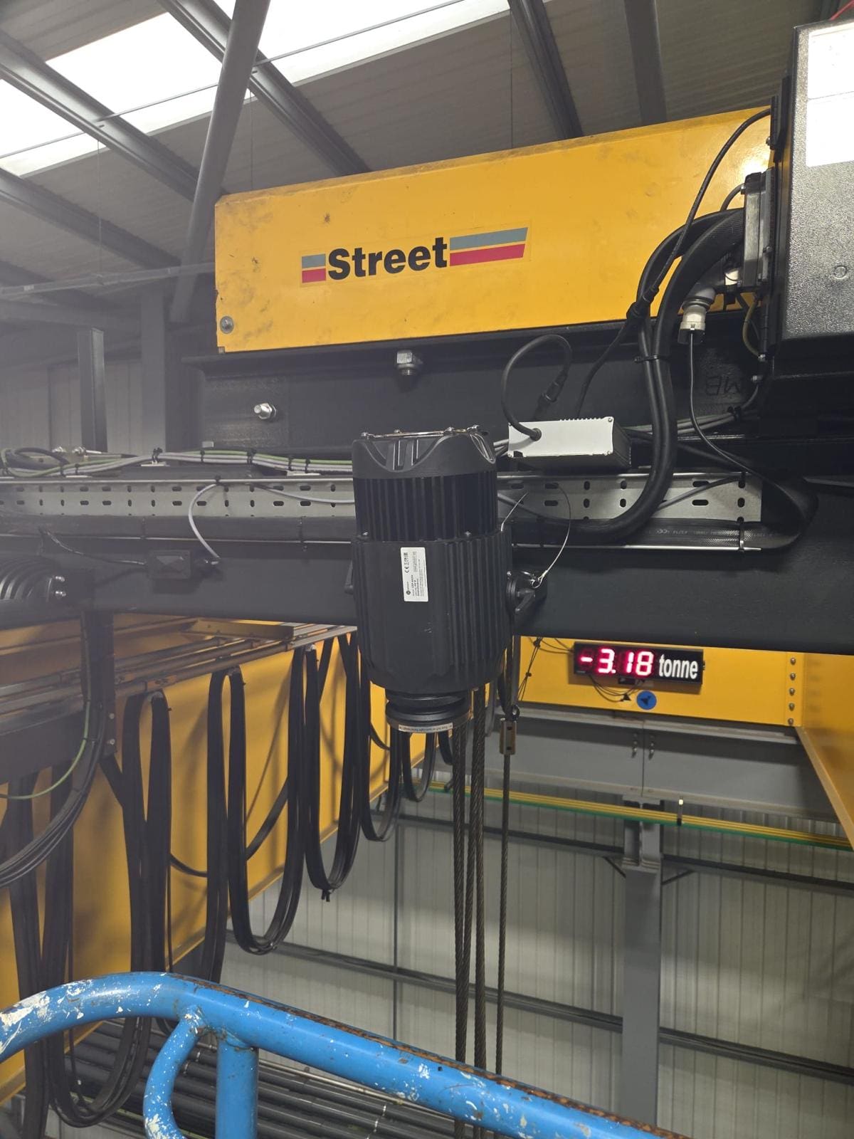 Gantry crane projector